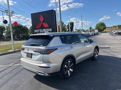 Used 2025 Mitsubishi Outlander SE AWD/4WD image 3