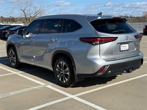 Used 2022 Toyota Highlander XLE image 7