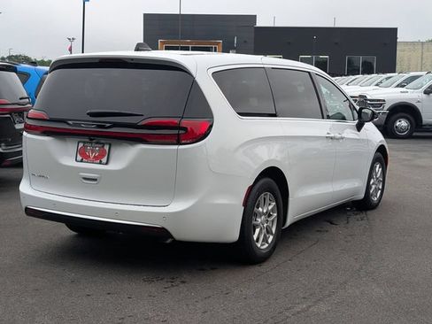 New 2027 Chrysler Pacifica Select FWD image 7