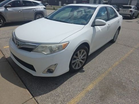 Used 2013 Toyota Camry XLE w/ Leather Pkg image 2