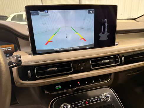 Used 2022 Lincoln Nautilus FWD w/ Premium Package image 18