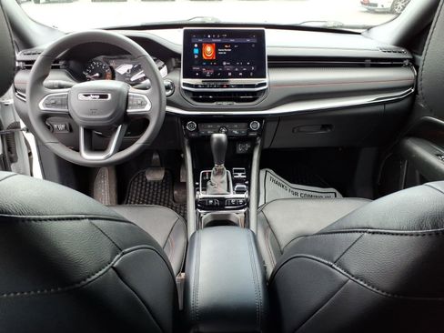Used 2025 Jeep Compass Trailhawk AWD/4WD image 12