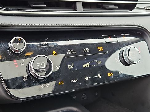 Certified 2023 INFINITI QX60 Luxe w/ Performance Audio Package AWD/4WD image 17