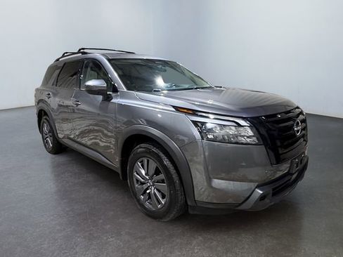 Used 2023 Nissan Pathfinder SV w/ SV Premium Package image 7