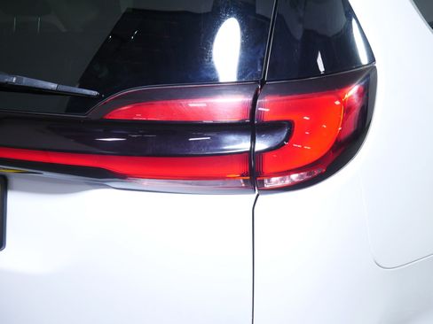 Used 2021 Chrysler Pacifica Touring-L FWD image 17