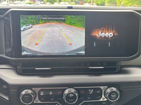Used 2025 Jeep Wrangler Unlimited Sahara AWD/4WD image 24