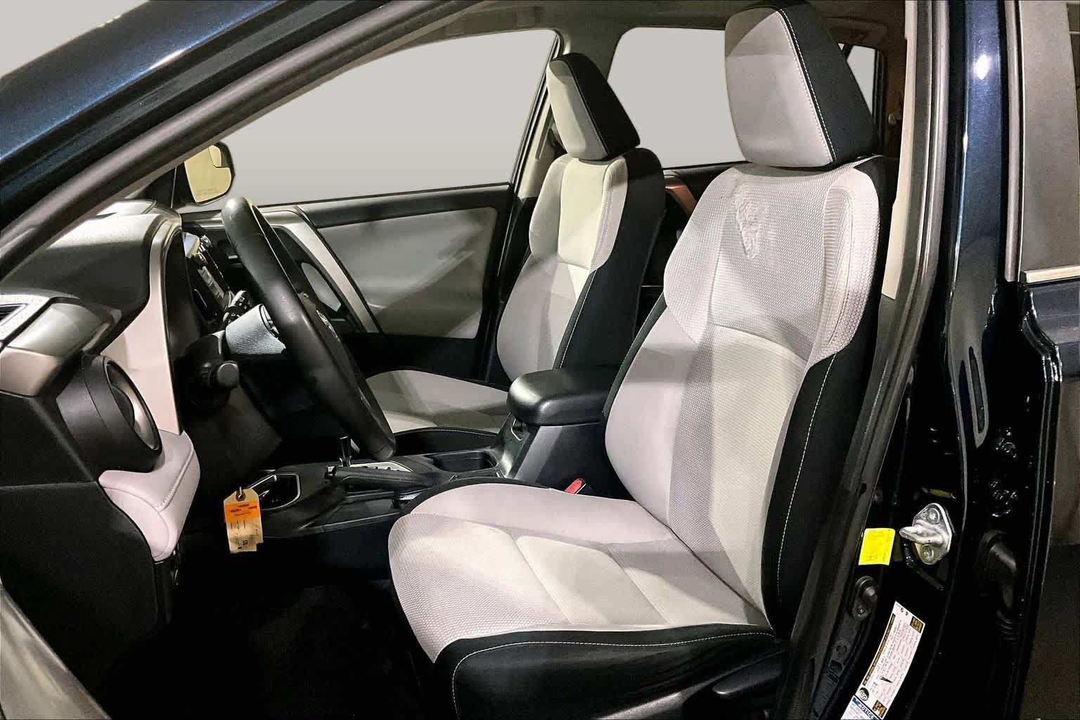 Used 2017 Toyota RAV4 XLE AWD/4WD image 8