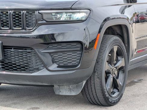 Used 2023 Jeep Grand Cherokee Altitude AWD/4WD image 11