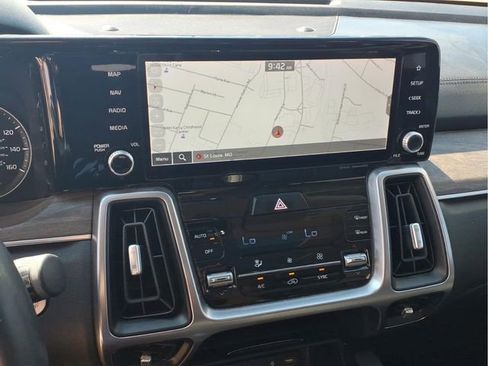 Used 2023 Kia Sorento EX w/ Panoramic Sunroof Package image 9