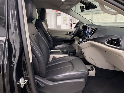 Used 2024 Chrysler Pacifica Select image 19