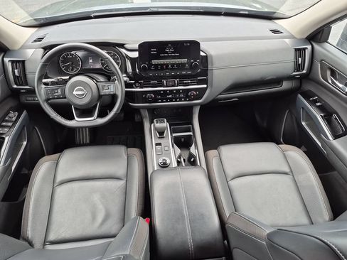 Used 2025 Nissan Pathfinder SL AWD/4WD image 25