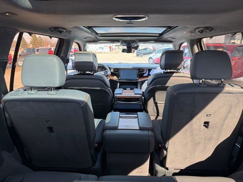 Used 2023 Jeep Grand Wagoneer Series III image 11