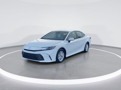 Used 2025 Toyota Camry LE image 4