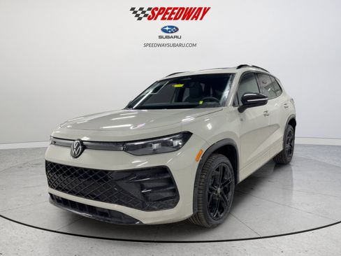 New 2026 Volkswagen Tiguan SE R-Line AWD/4WD image 3