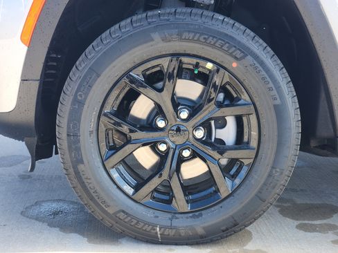 New 2026 Jeep Grand Cherokee Altitude image 9