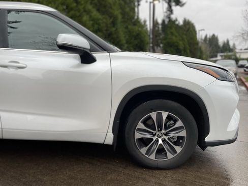 Used 2024 Toyota Highlander AWD image 2