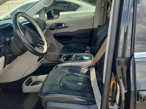 Used 2018 Chrysler Pacifica Limited FWD image 5