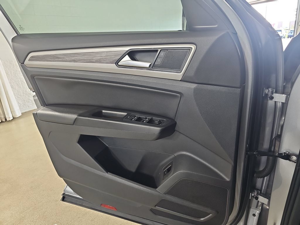 Used 2020 Volkswagen Atlas Cross Sport SE w/ Panoramic Sunroof Package FWD image 33