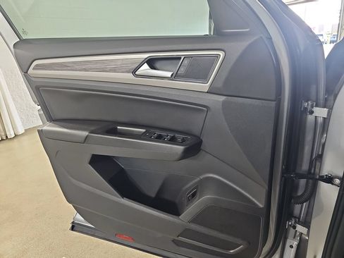 Used 2020 Volkswagen Atlas Cross Sport SE w/ Panoramic Sunroof Package FWD image 33