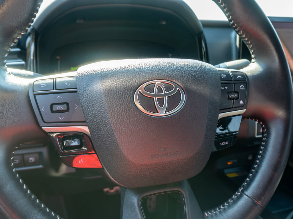 Used 2025 Toyota Camry SE FWD image 31