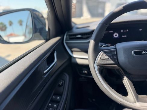 Used 2025 Jeep Grand Cherokee Altitude AWD/4WD image 7