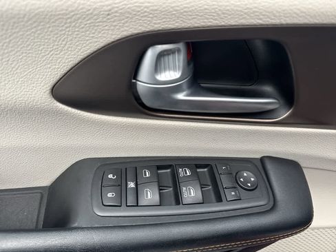 Used 2017 Chrysler Pacifica Touring-L image 13