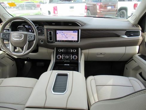 Used 2021 GMC Yukon Denali w/ Denali Premium Package AWD/4WD image 12