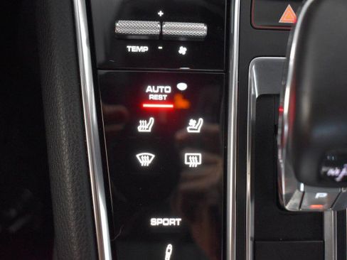 Used 2020 Porsche Panamera image 23