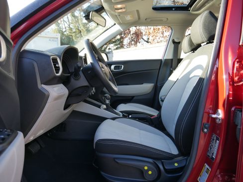 Used 2024 Hyundai Venue SEL image 12