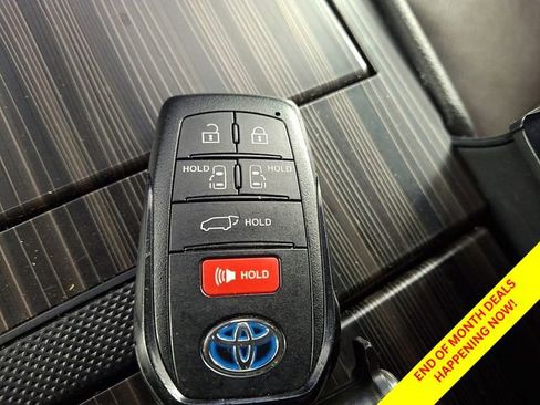 Certified 2021 Toyota Sienna Platinum FWD image 19