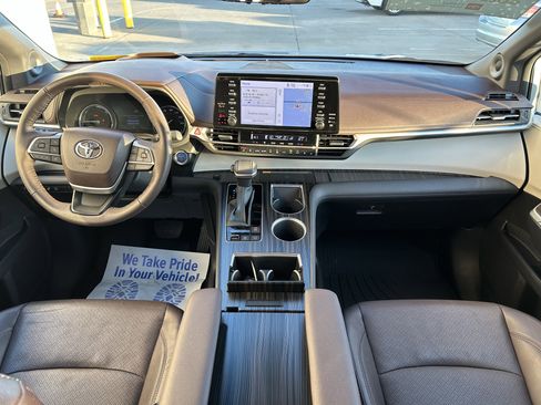 Certified 2024 Toyota Sienna Platinum image 18