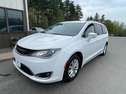 Used 2017 Chrysler Pacifica Touring-L FWD image 1