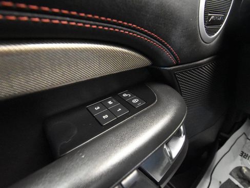 Used 2018 Land Rover Discovery HSE image 32