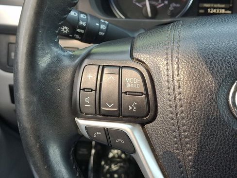 Used 2019 Toyota Highlander XLE AWD/4WD image 23