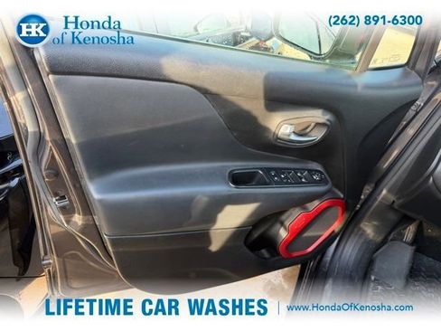 Used 2016 Jeep Renegade Trailhawk image 7