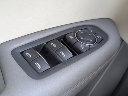 Used 2023 Cadillac XT6 Premium Luxury image 17