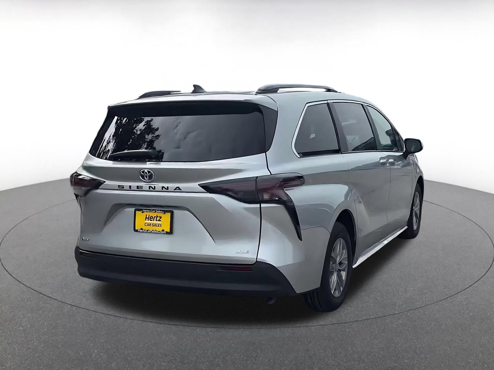 Used 2025 Toyota Sienna XLE FWD image 14