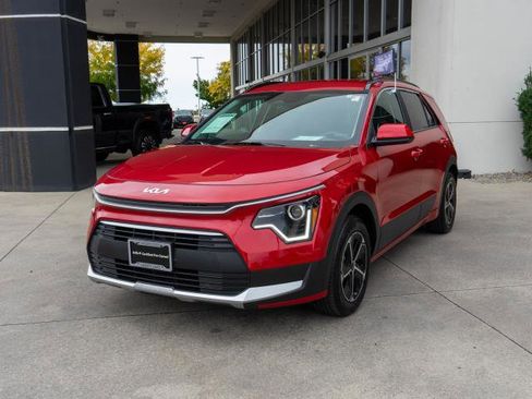 Certified 2024 Kia Niro LX image 3