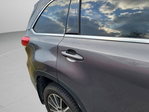 Used 2018 Toyota Highlander SE image 18