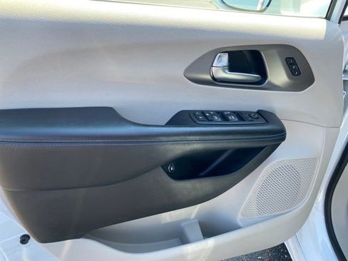 Used 2021 Chrysler Pacifica Touring-L image 18