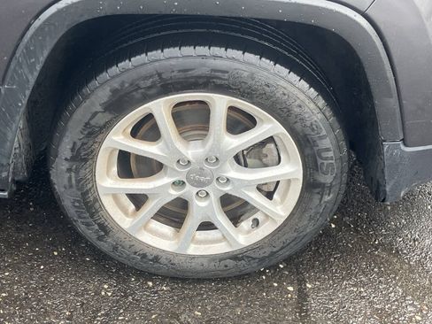 Used 2015 Jeep Cherokee Latitude FWD image 17