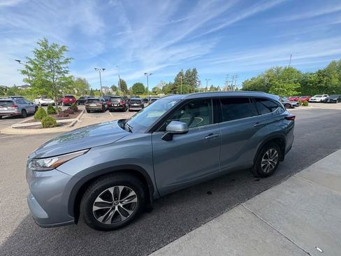 Used 2020 Toyota Highlander XLE AWD/4WD image 4