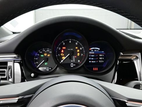 Certified 2025 Porsche Macan AWD/4WD image 9