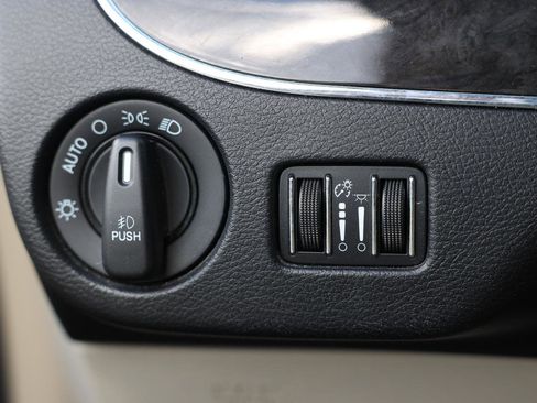 Used 2013 Chrysler Town & Country Touring FWD image 37