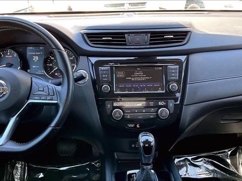 Used 2020 Nissan Rogue SV image 7