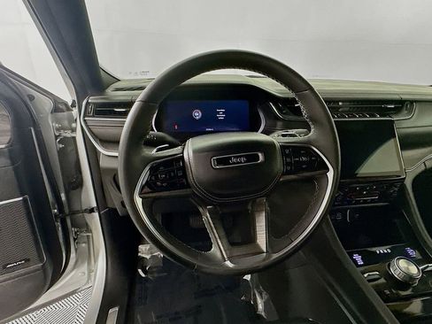 Certified 2025 Jeep Grand Cherokee L Overland w/ Rear Seat Video Group I AWD/4WD image 19