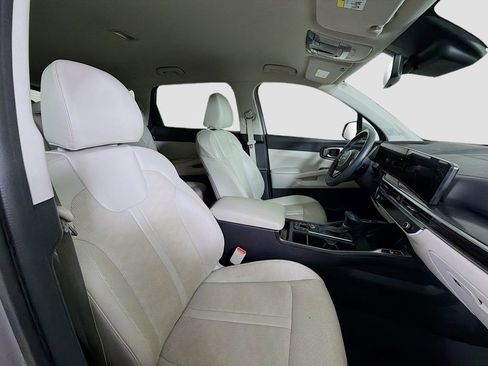 Used 2025 Kia Sorento S image 31