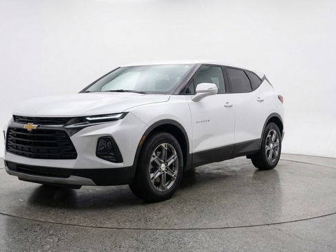 Used 2025 Chevrolet Blazer LT image 3
