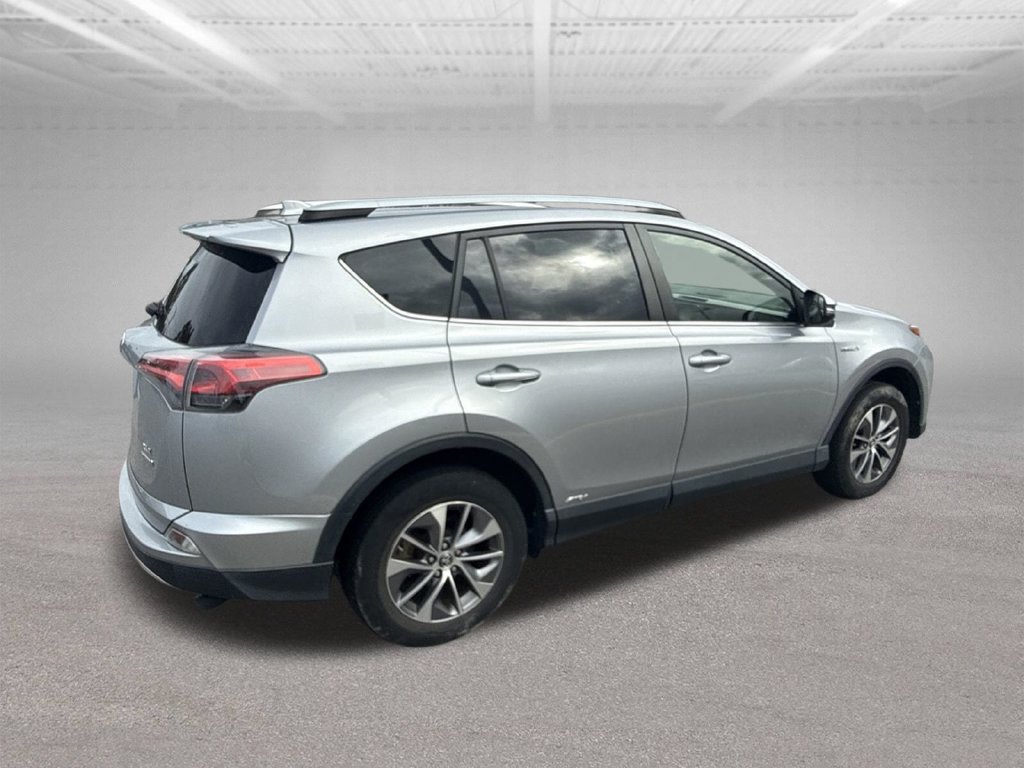 Used 2017 Toyota RAV4 XLE AWD/4WD image 2