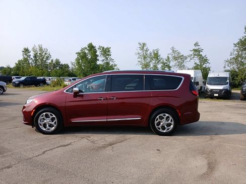 Used 2021 Chrysler Pacifica Limited AWD/4WD image 3